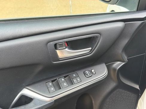 Used 2015 Toyota Camry SE FWD image 19