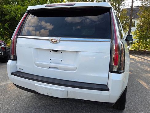 Used 2017 Cadillac Escalade Luxury AWD/4WD image 17