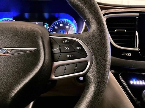 Used 2017 Chrysler Pacifica Touring w/ Tire & Wheel Group FWD image 18