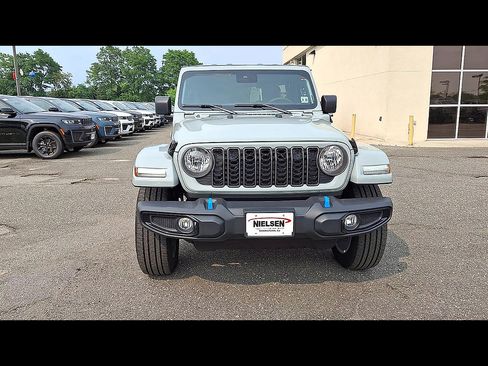 Used 2024 Jeep Wrangler Unlimited w/ Convenience Group AWD/4WD image 3