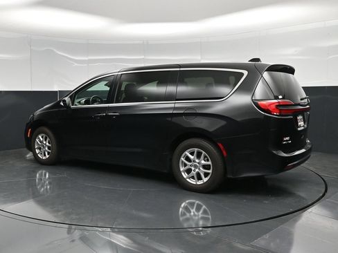 Used 2023 Chrysler Pacifica Touring-L FWD image 10