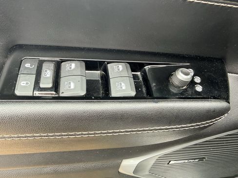 Used 2024 Jeep Wagoneer L Series II RWD image 11