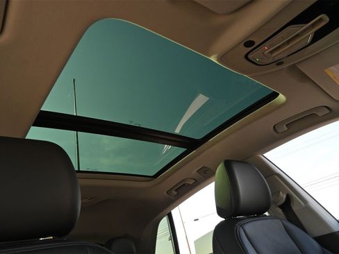 Used 2023 Audi Q8 Premium image 23