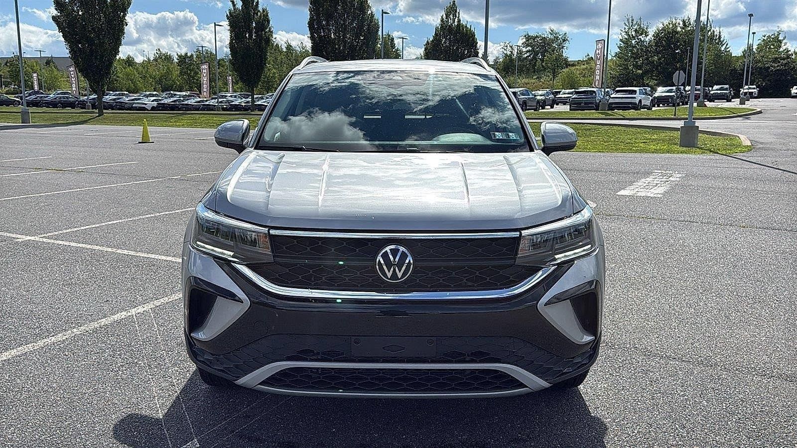 Used 2023 Volkswagen Taos SE w/ Panoramic Sunroof Package AWD/4WD image 15