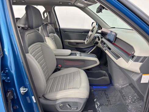 Used 2024 Kia EV9 Land image 16