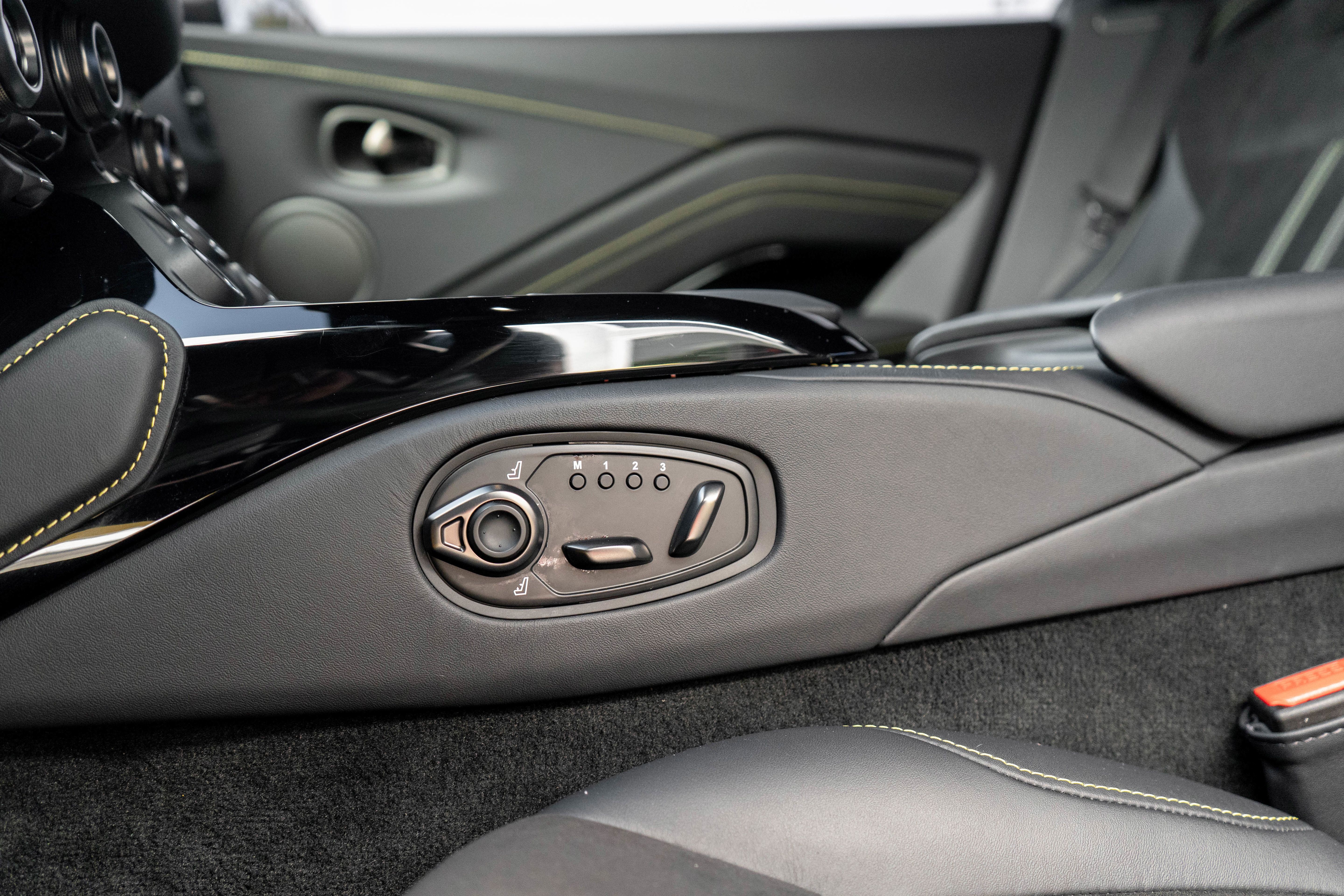 Used 2023 Aston Martin V8 Vantage Coupe RWD image 22