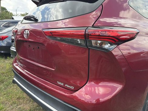 Used 2023 Toyota Highlander XSE AWD/4WD image 9