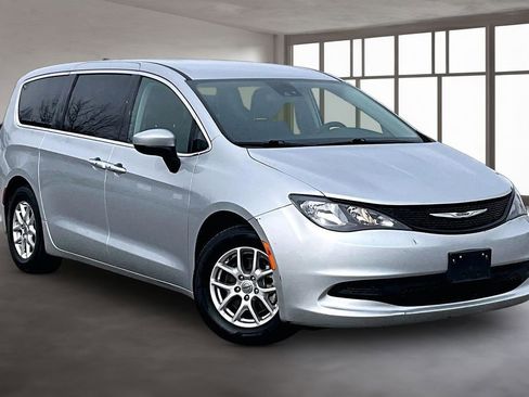 Used 2023 Chrysler Voyager LX image 13