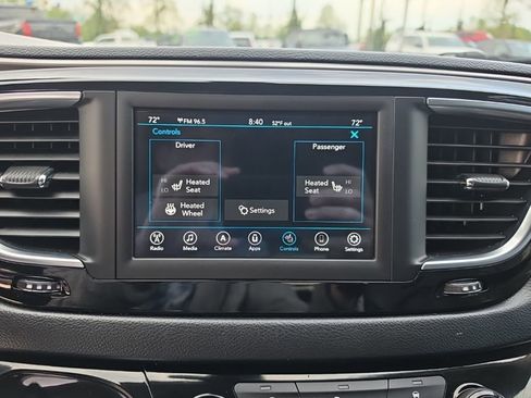 Used 2020 Chrysler Pacifica Touring-L FWD image 15