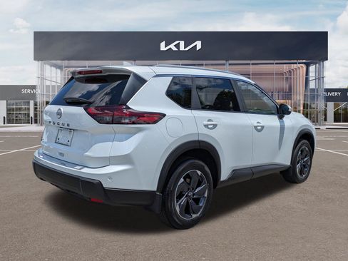 Used 2025 Nissan Rogue SV w/ SV Premium Package FWD image 4