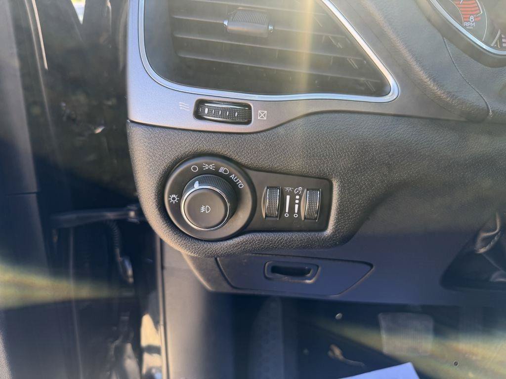 Used 2021 Jeep Cherokee Latitude Lux w/ Sun & Sound Group AWD/4WD image 11