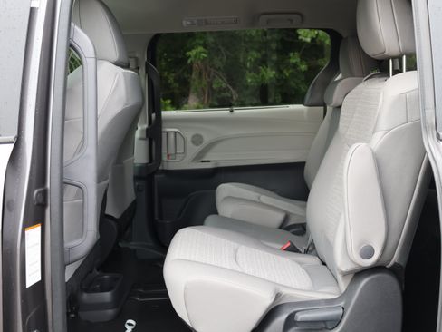 Used 2024 Toyota Sienna LE AWD/4WD image 20