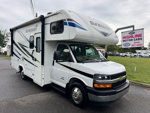 Used 2019 Chevrolet Express 4500 w/ RV Package RWD image 3