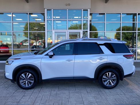 Certified 2025 Nissan Pathfinder SL FWD image 4