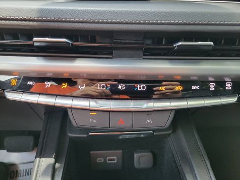 Used 2025 Cadillac XT4 Premium Luxury FWD image 21
