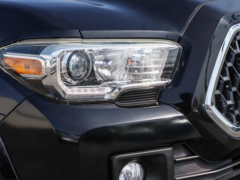 Used 2018 Toyota Tacoma TRD Sport w/ Technology Package image 4