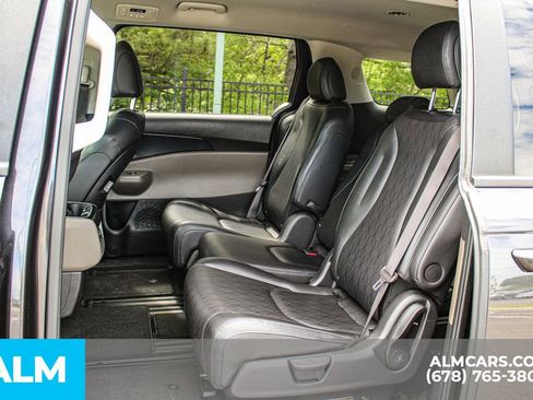 Used 2025 Kia Carnival FWD image 18