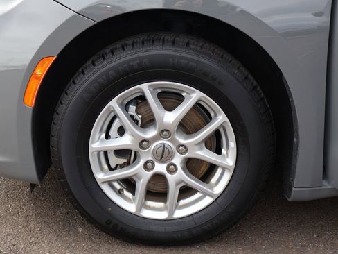 Used 2023 Chrysler Pacifica Touring-L FWD image 37