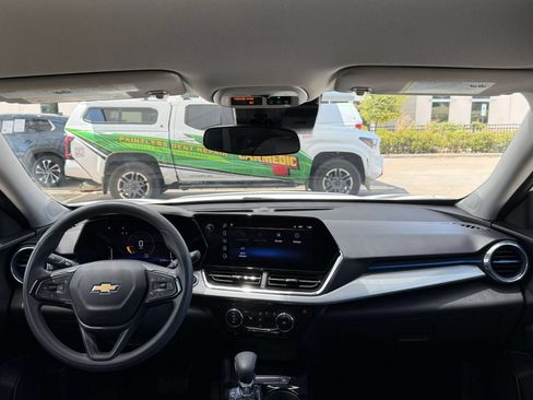 Used 2025 Chevrolet Trax LT FWD image 33