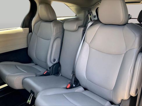 Used 2024 Toyota Sienna XLE FWD image 21