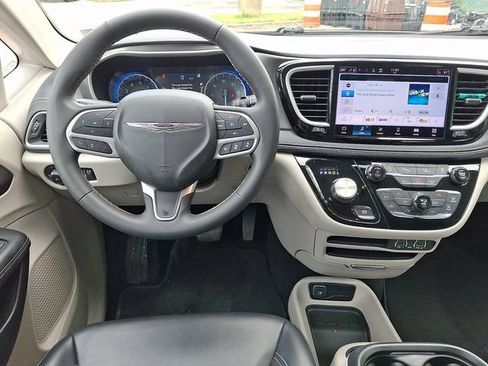 Used 2023 Chrysler Pacifica Touring-L AWD/4WD image 12