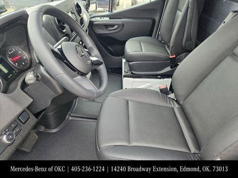 Used 2025 Mercedes-Benz Sprinter 2500 image 13