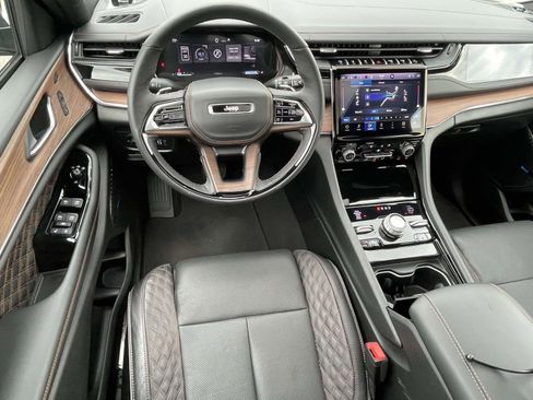 Used 2024 Jeep Grand Cherokee Summit w/ Luxury Tech Group V AWD/4WD image 11