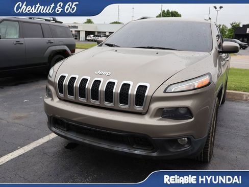 Used 2017 Jeep Cherokee Latitude w/ Comfort/Convenience Group AWD/4WD image 10