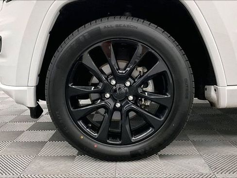 Used 2020 Jeep Grand Cherokee Altitude AWD/4WD image 10