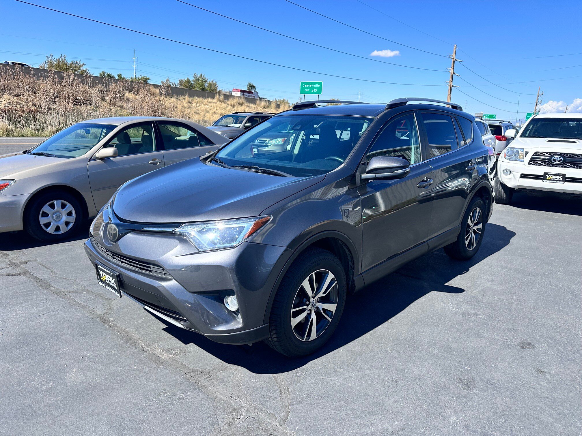 Used 2018 Toyota RAV4 XLE AWD/4WD image 2