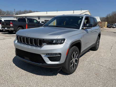 Used 2024 Jeep Grand Cherokee Limited AWD/4WD image 3