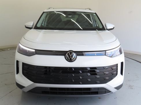 Used 2026 Volkswagen Tiguan SE FWD image 9