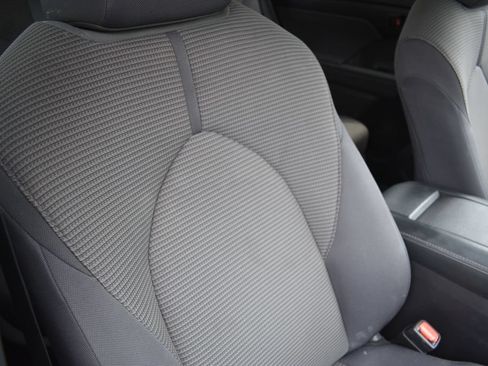 Used 2025 Toyota Highlander LE FWD image 22