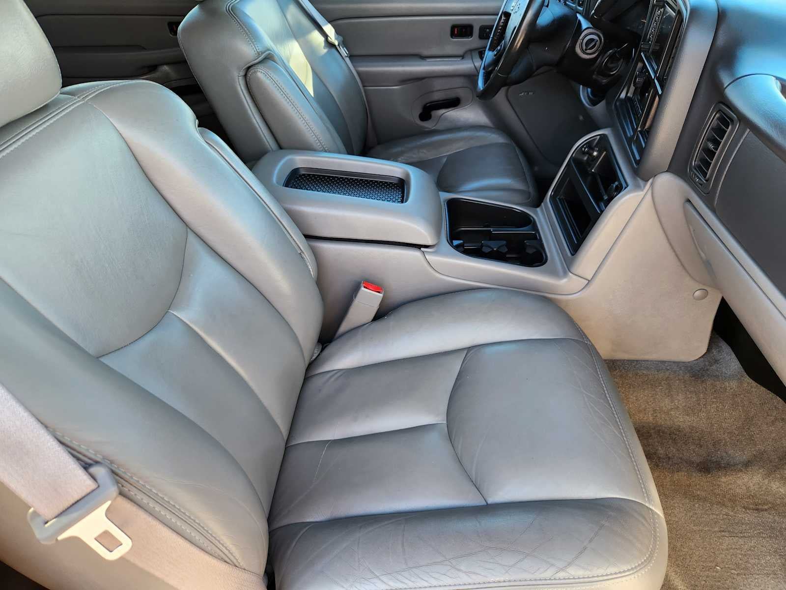 Used 2005 Chevrolet Suburban 2500 LT w/ Preferred Equipment Group AWD/4WD image 17
