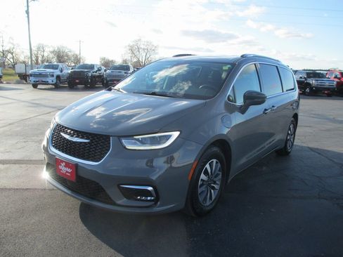 Used 2021 Chrysler Pacifica Touring-L image 9
