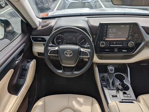 Used 2022 Toyota Highlander XLE FWD image 15