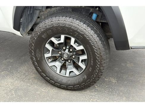 Used 2023 Toyota Tacoma TRD Off-Road w/ Advanced Technology Package AWD/4WD image 4