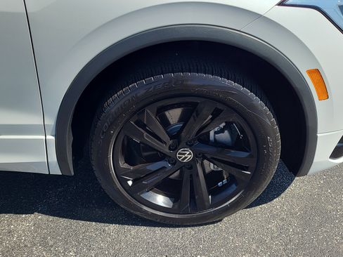 Used 2024 Volkswagen Tiguan SE R-Line image 11