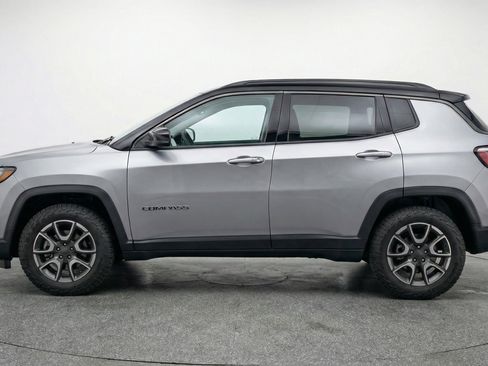 Used 2025 Jeep Compass Trailhawk image 5