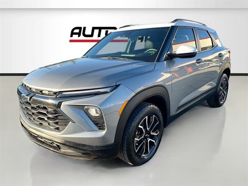 Used 2024 Chevrolet TrailBlazer ACTIV w/ Driver Confidence Package image 3