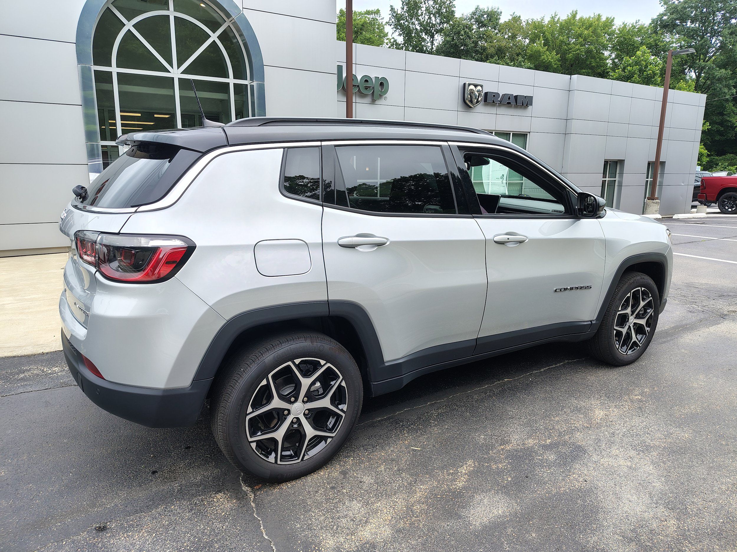 Certified 2024 Jeep Compass Limited w/ Sun and Sound Group AWD/4WD image 14