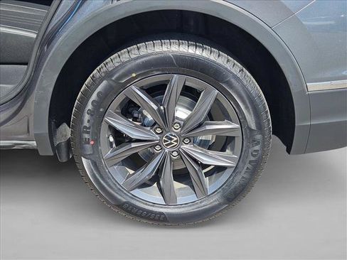 Used 2022 Volkswagen Tiguan SE AWD/4WD image 22