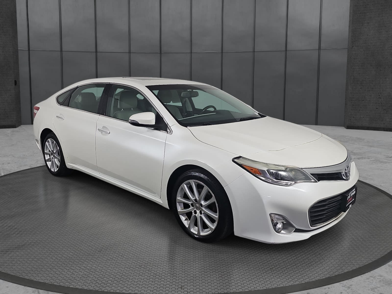Used 2013 Toyota Avalon XLE Touring FWD image 3