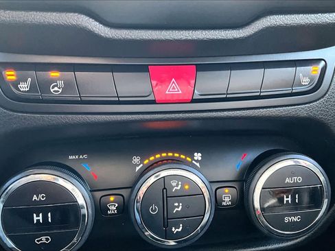 Used 2016 Jeep Renegade Limited image 35