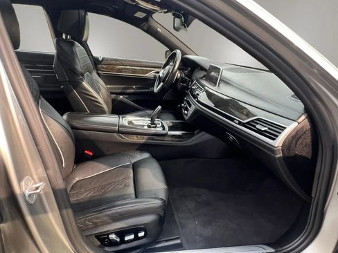 Used 2021 BMW 750i xDrive w/ Executive Package AWD/4WD image 33