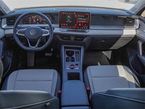 New 2025 Volkswagen Tiguan SE image 18
