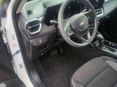 Used 2025 Chevrolet TrailBlazer LT AWD/4WD image 3