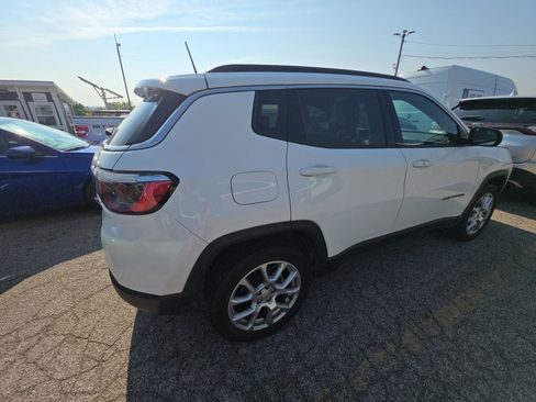 Used 2023 Jeep Compass Latitude w/ Sun and Sound Group AWD/4WD image 2