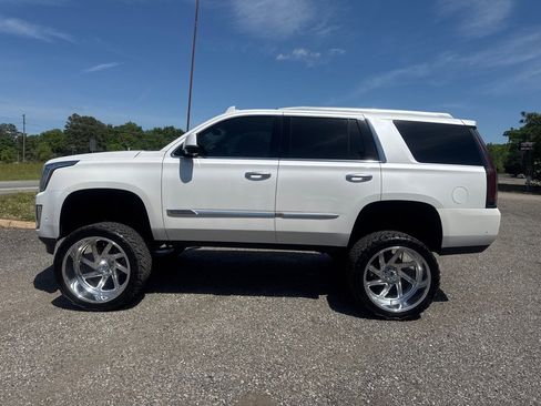 Used 2017 Cadillac Escalade Luxury AWD/4WD image 4