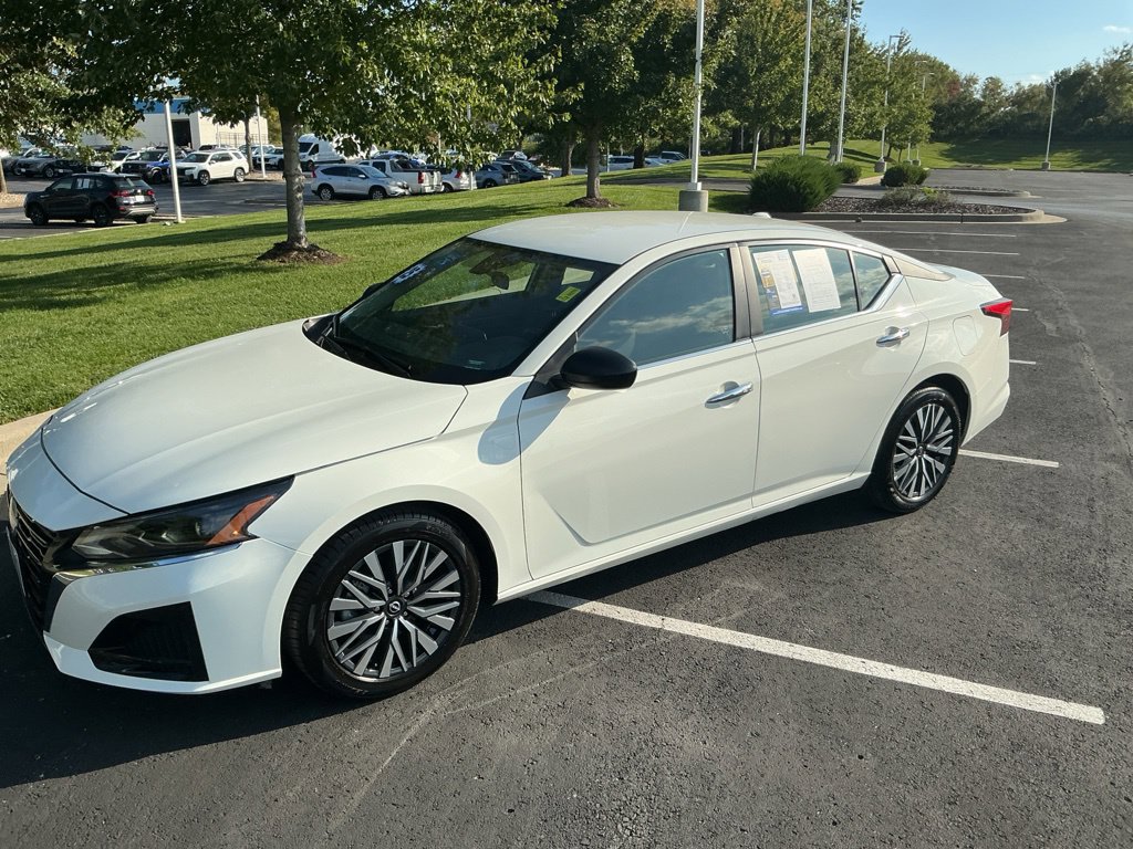 Used 2025 Nissan Altima 2.5 SV FWD image 4